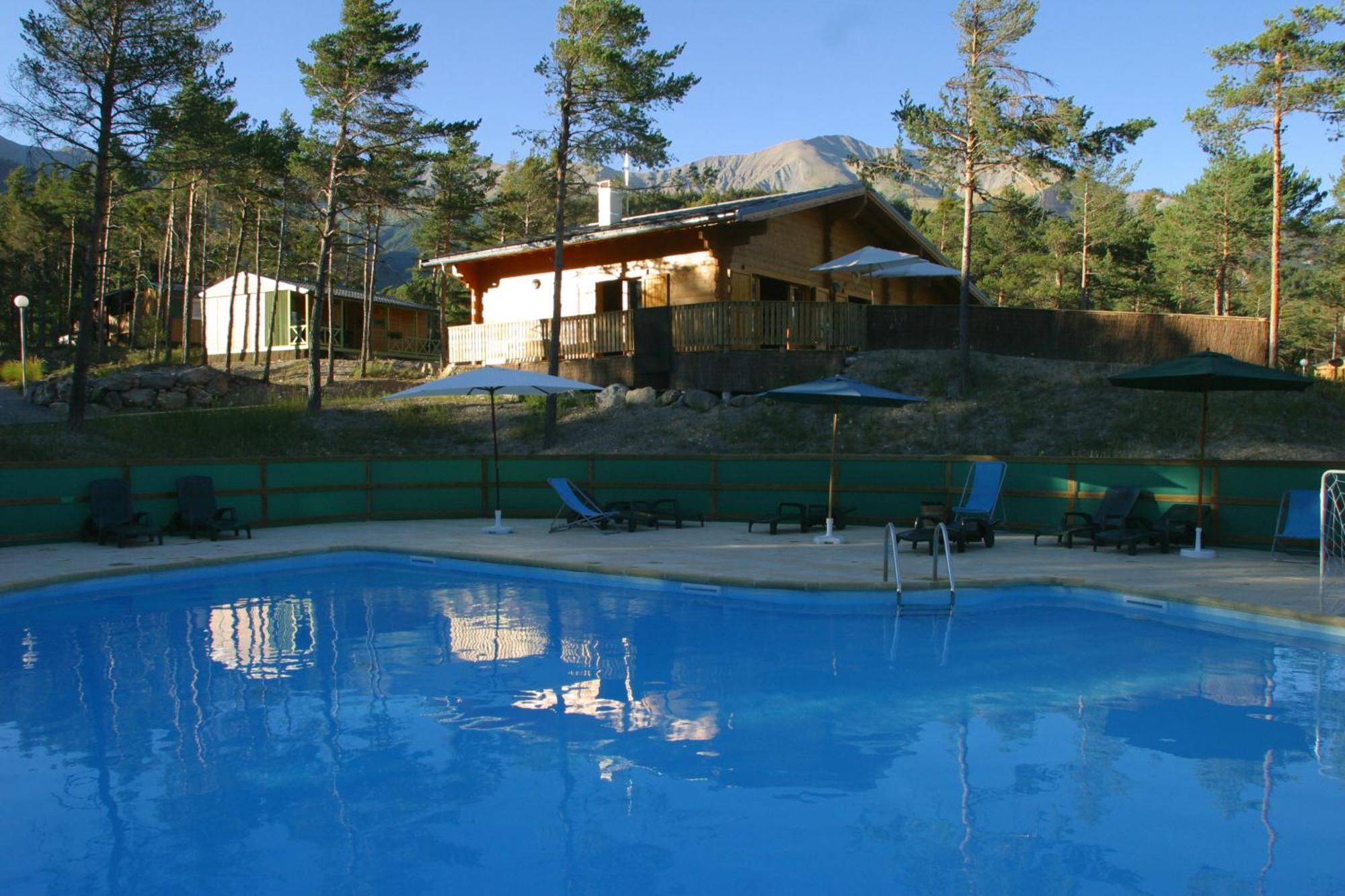 Parc Residentiel De Loisir : Le Loup Blanc Du Riou Hotel Barcelonnette Kültér fotó