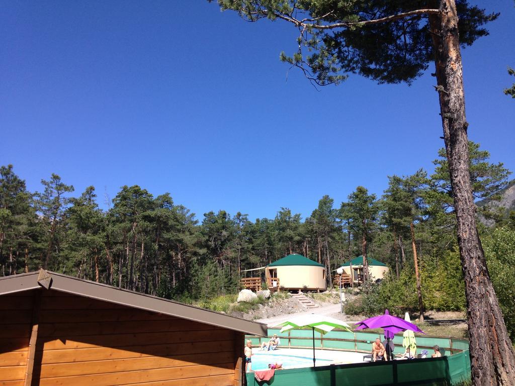 Parc Residentiel De Loisir : Le Loup Blanc Du Riou Hotel Barcelonnette Kültér fotó